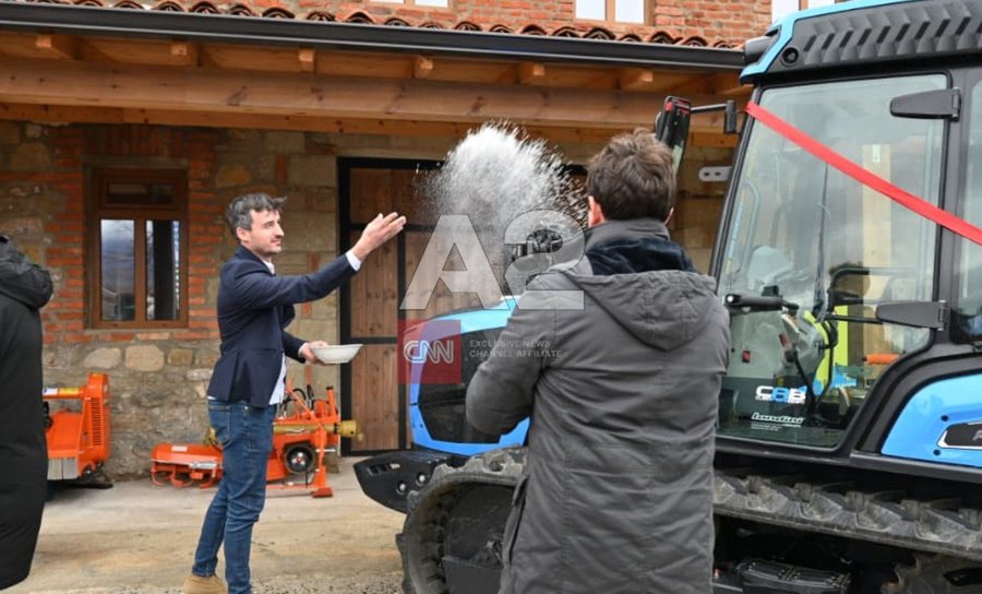 Italianët mbështesin fermerët e Pogradecit me pajisje dhe