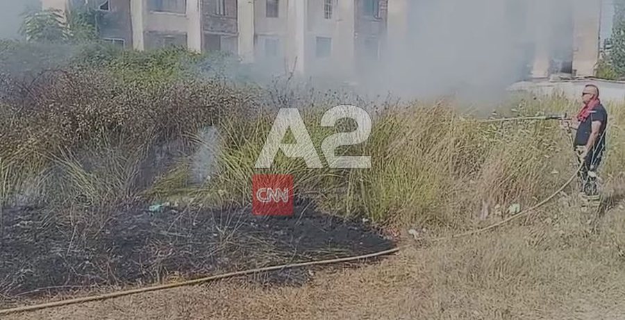 Zjarr para kabinave në plazhin e vjetër në Vlorë