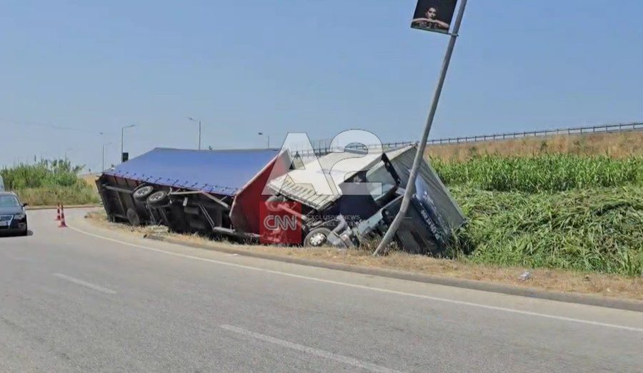 Fier, kamioni del nga rruga dhe përfundon në kanal