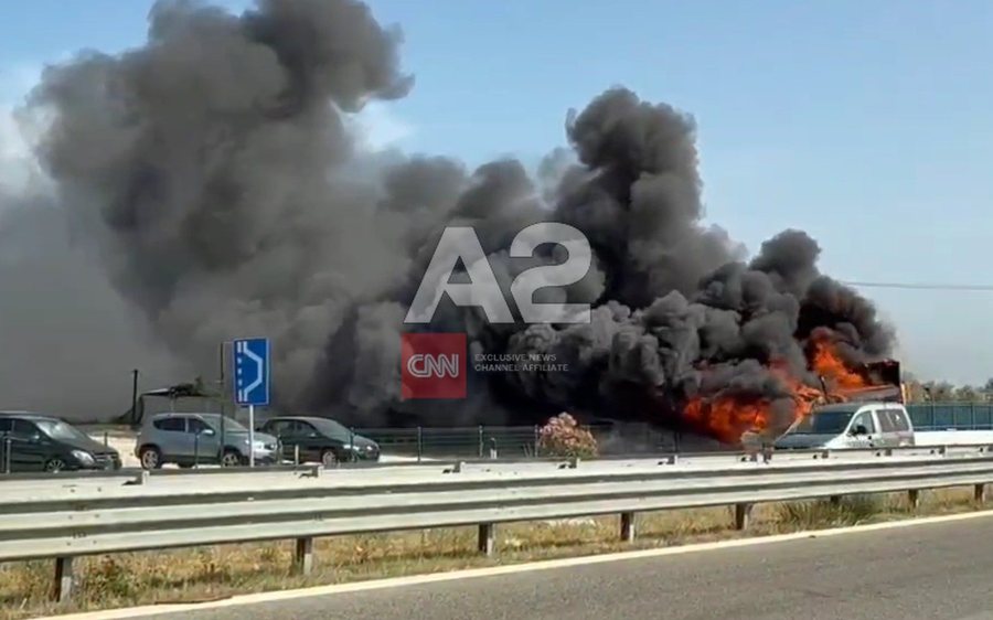 Furgoni përfshihet nga zjarri në autostradën Fier-Lushnje