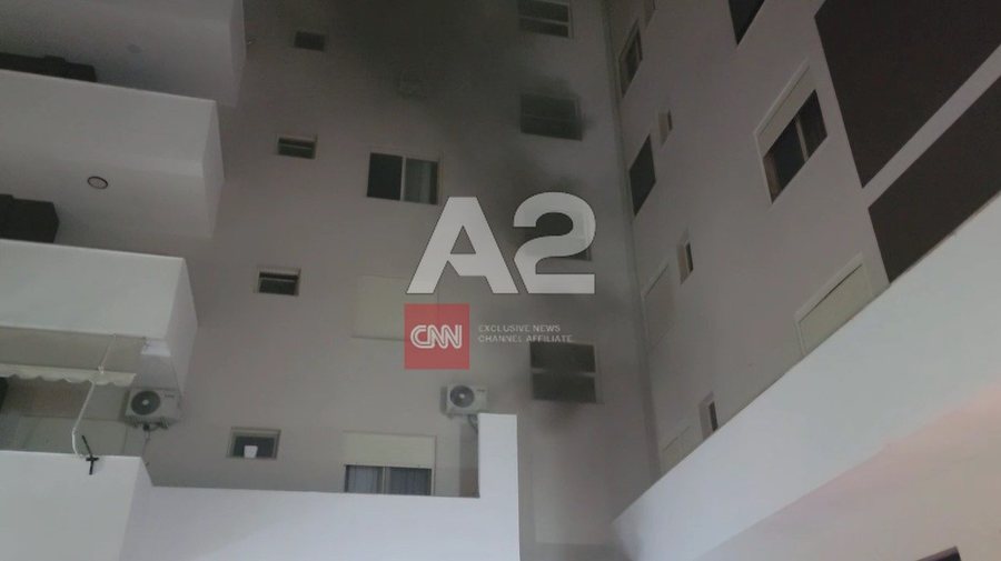 Zjarr në një pallat në Durrës