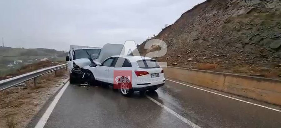Makina përplaset me kamionin në aksin Kukës-Krumë,