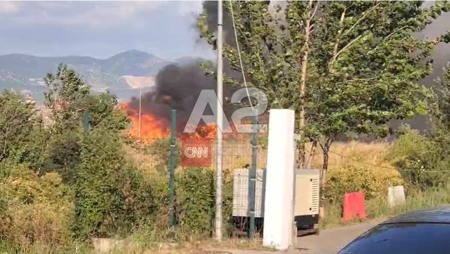 Zjarr i madh në Elbasan në vendgrumbullimin e mbetjeve, re tymi mbi
