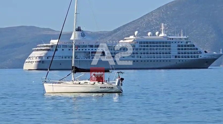Kroçiera Silver Whisper në Vlorë, turistët zbarkojnë