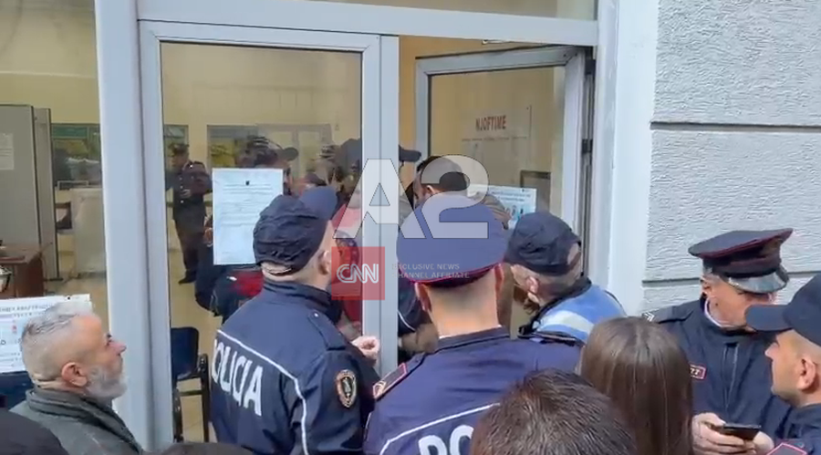 Mes p&euml;rplasjeve dhe tensioneve, Gjykata e Tiran&euml;s liron nga qelia 19