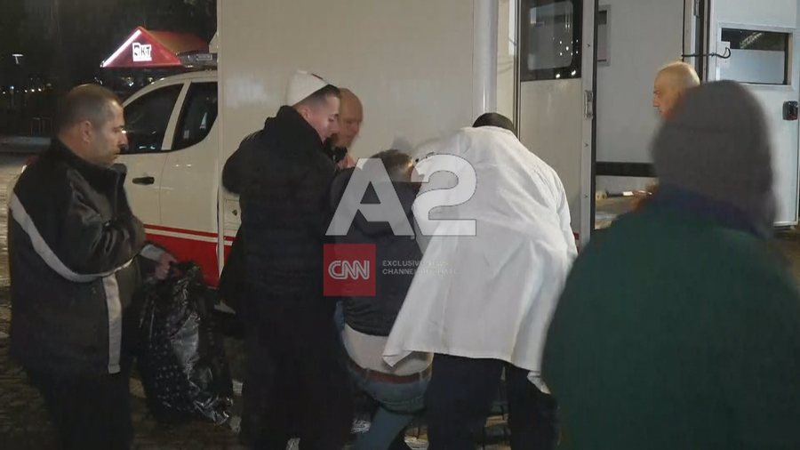 Nj&euml; i l&euml;nduar n&euml; protest&euml;, merret me ambulanc&euml;