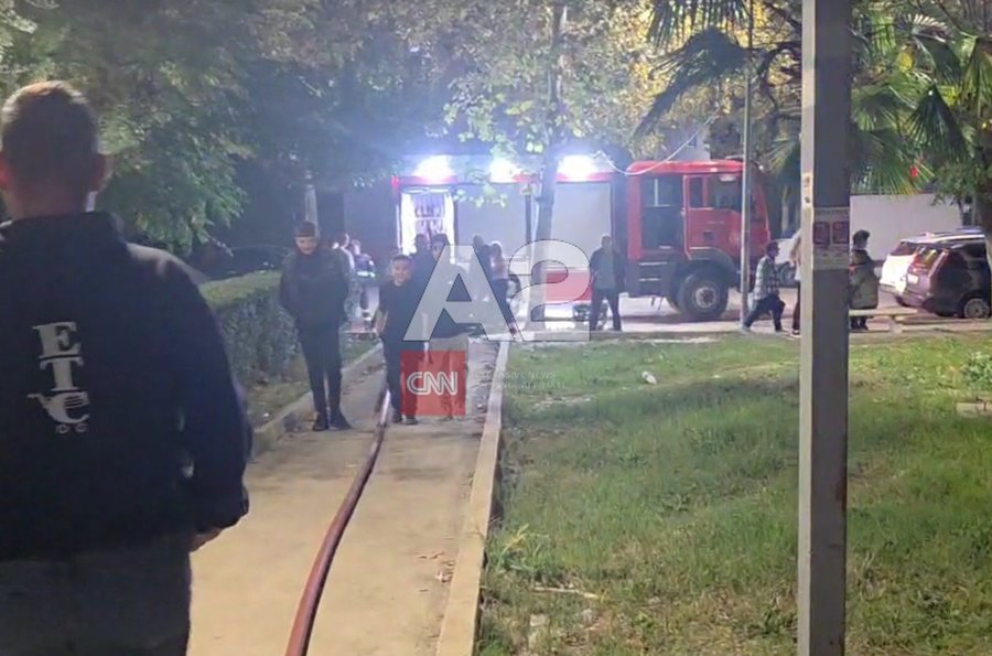 Zjarr në një kabinë elektrike pranë një pallati