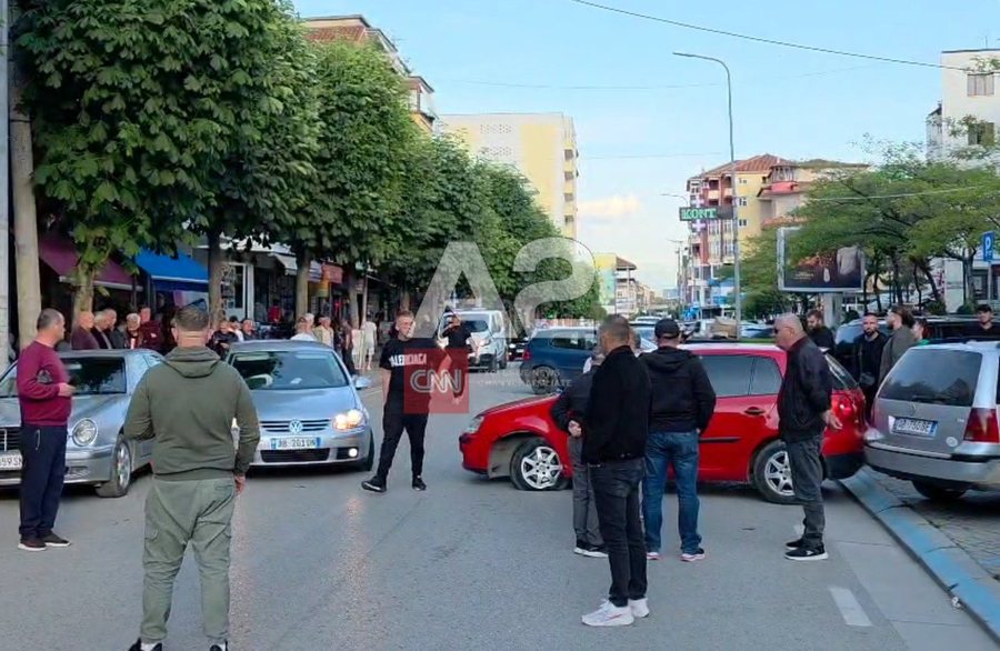 Përplasen dy makina në Pogradec, shpëton mrekullisht fëmija
