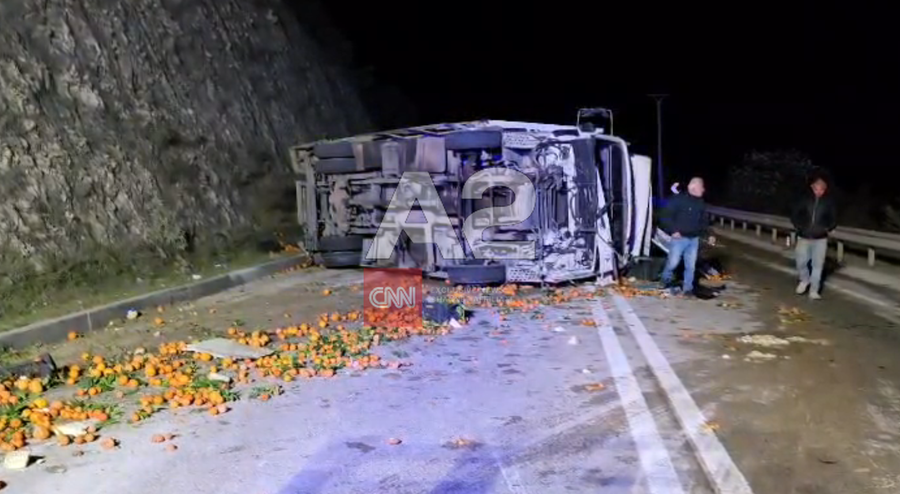 Kamioni del nga rruga, plagoset drejtuesi i mjetit