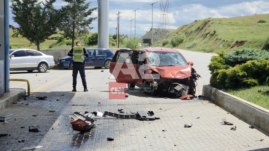 Korçë, makina shkatërron pikën e karburantit