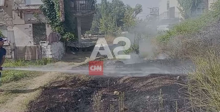 Zjarr para kabinave në plazhin e vjetër në Vlorë