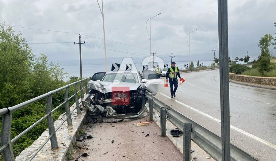 Drejtuesi i mjetit humb kontrollin dhe përplaset me trafikndarësin