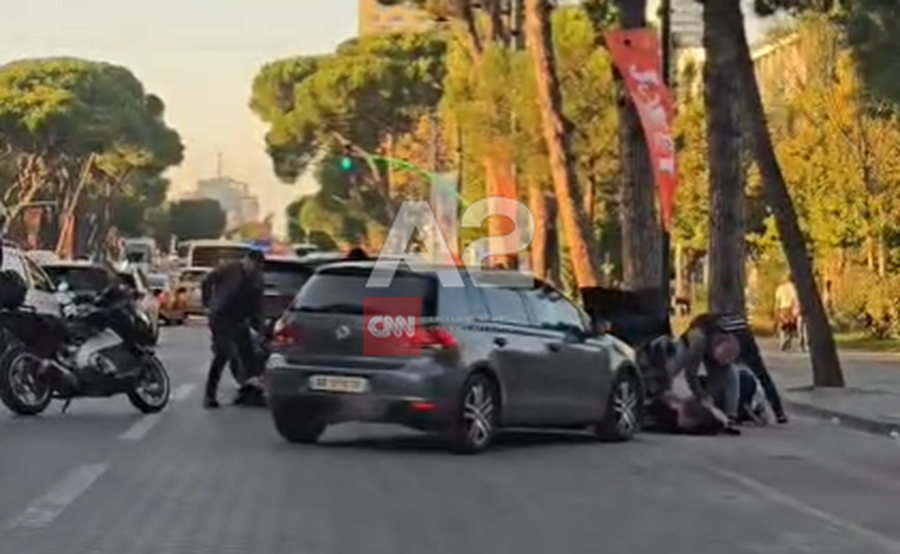 Policia ndalon ‘Audin’ në mes të bulevardit në