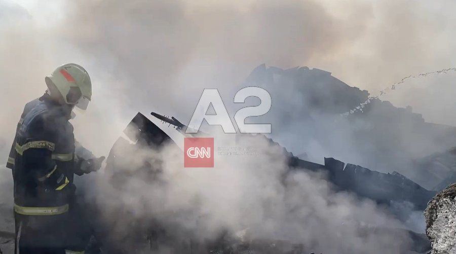 Zjarr i madh në Shkodër, shkrumbohen banesat, 2 familje në qiell