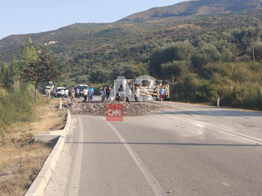 Përmbyset mjeti i tonazhit të rëndë në Poçem,