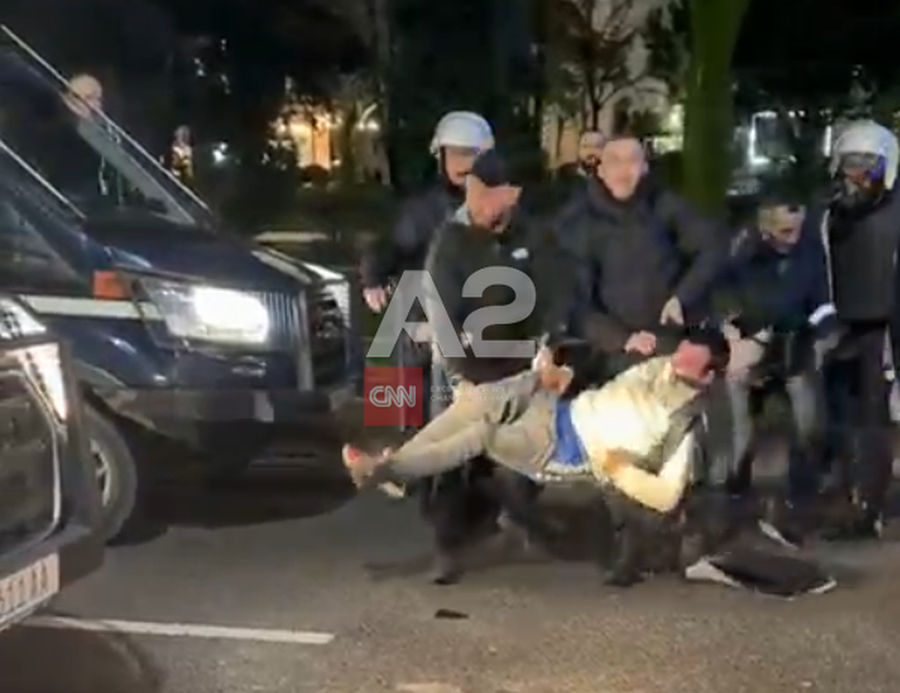 Momenti kur policia shoq&euml;ron n&euml; komisariat nj&euml; protestues duke e