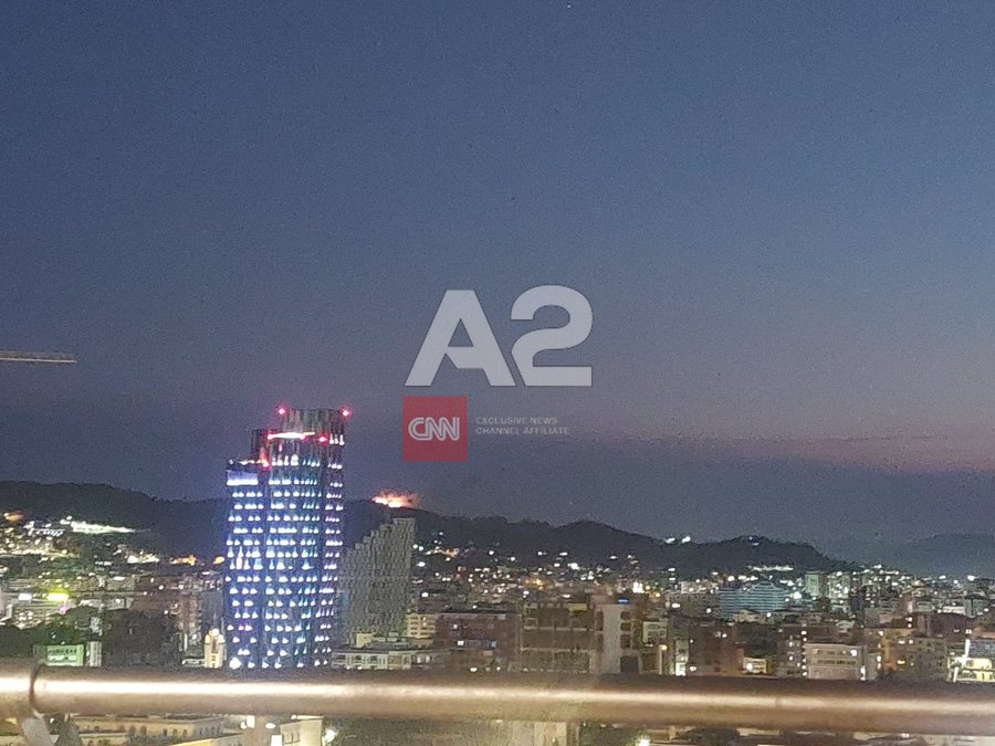 Zjarr në zonën e Kombinatit, flakët në mbrëmje duken