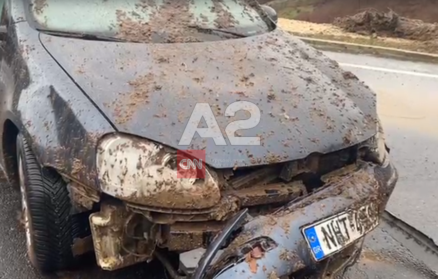 Shembet dheu në hyrje të tunelit, makina shpëton për