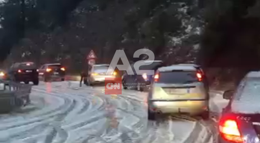 Borë e dendur në Llogara, bllokohet qarkullimi i automjeteve