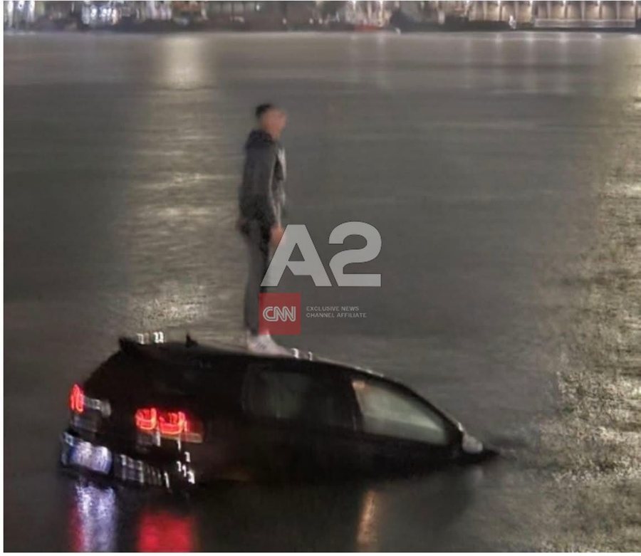 Makina bie në det në portin e Barit teksa ngjitej në traget,