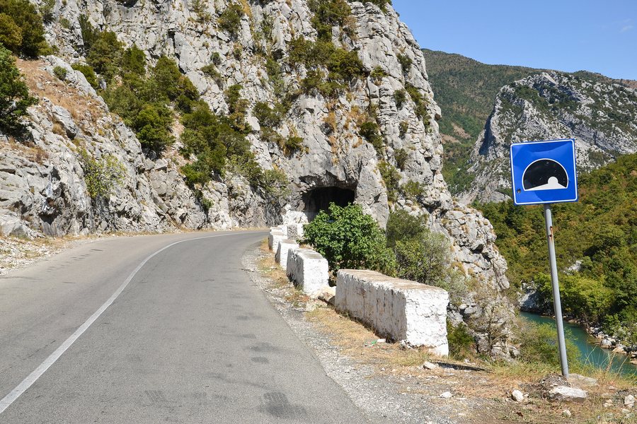 Gjendet i pajetë 23-vjeçari pranë liqenit të Shkopetit,