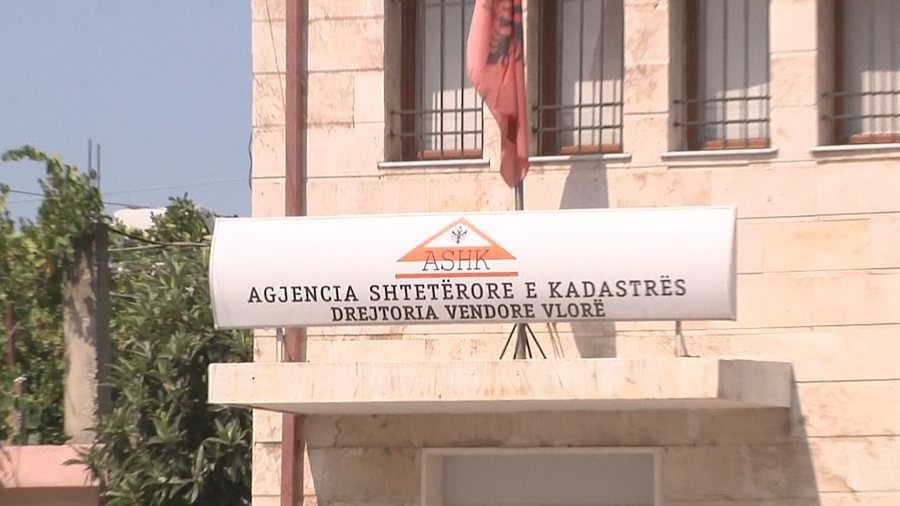 Punonj&euml;sit e Kadastr&euml;s s&euml; Vlor&euml;s, peticion kund&euml;r