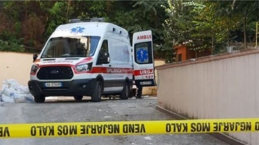 Muri i ndërtesës që po shembte e zë poshtë,