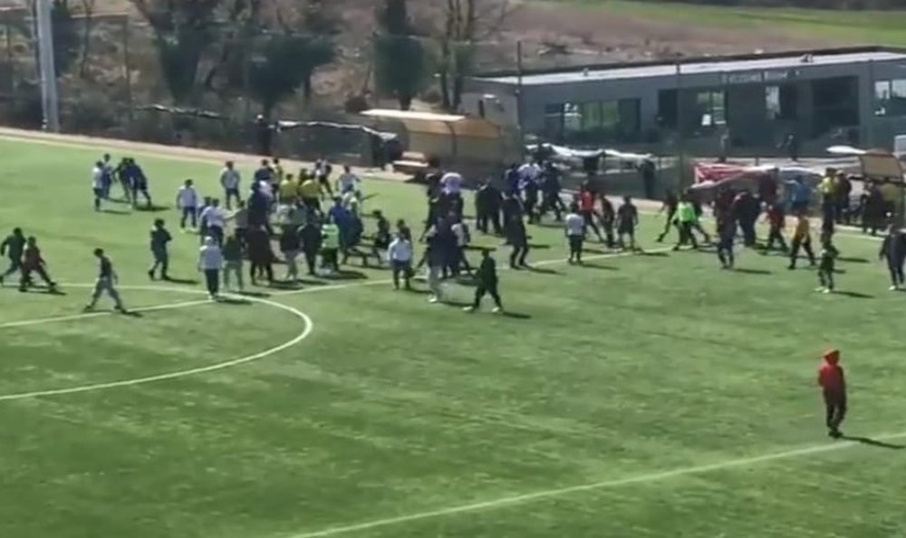 Skandal në futbollin e moshave. Dhunë dhe grushte mes lojtarëve,