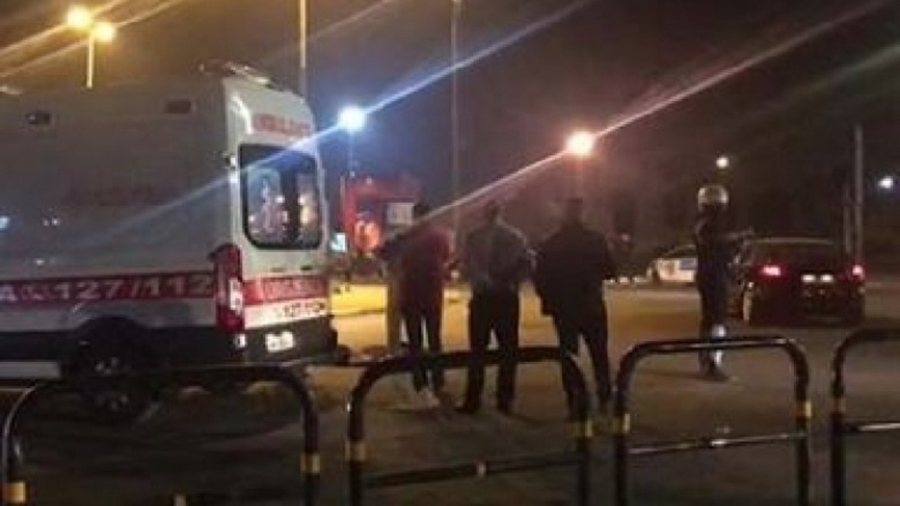 Aksident në qendër të Durrësit, makina përplas dy