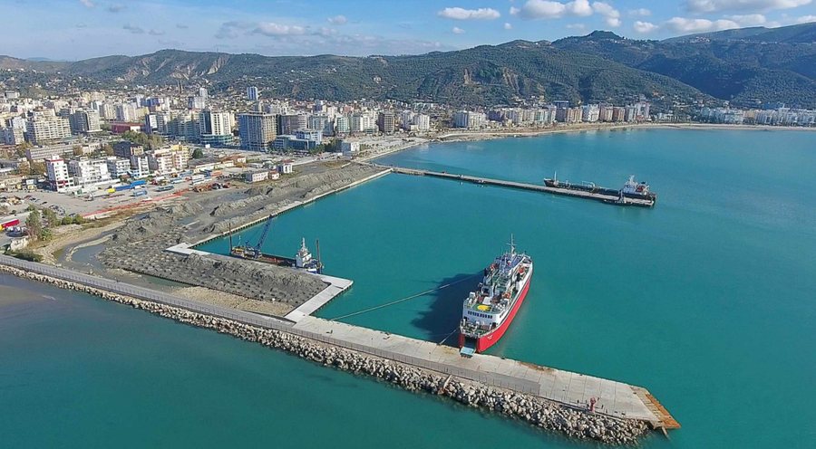 Moti i keq, pezullohen lundrimet në portin e Vlorës