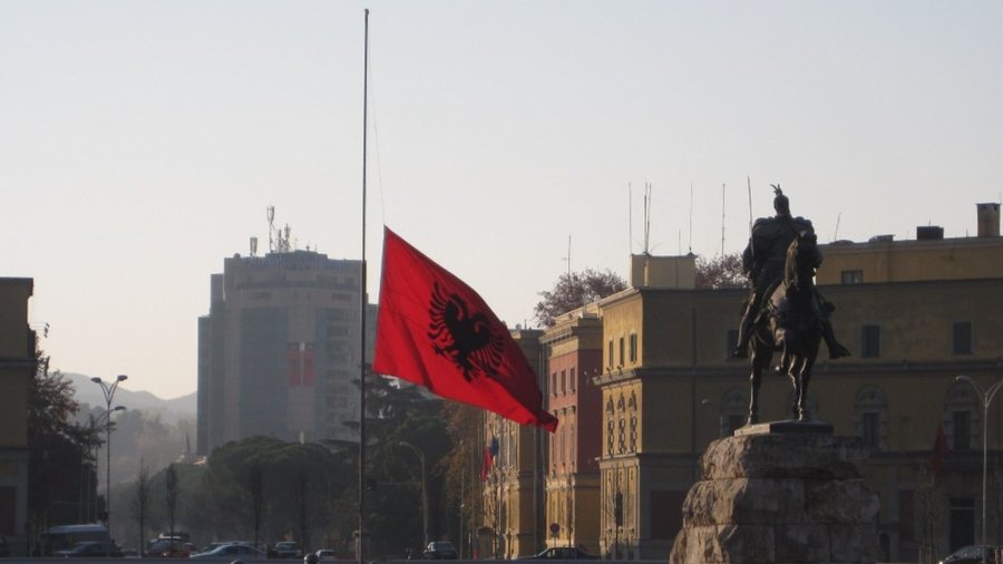 Sot flamujt në gjysmë shtizë, ditë zie për