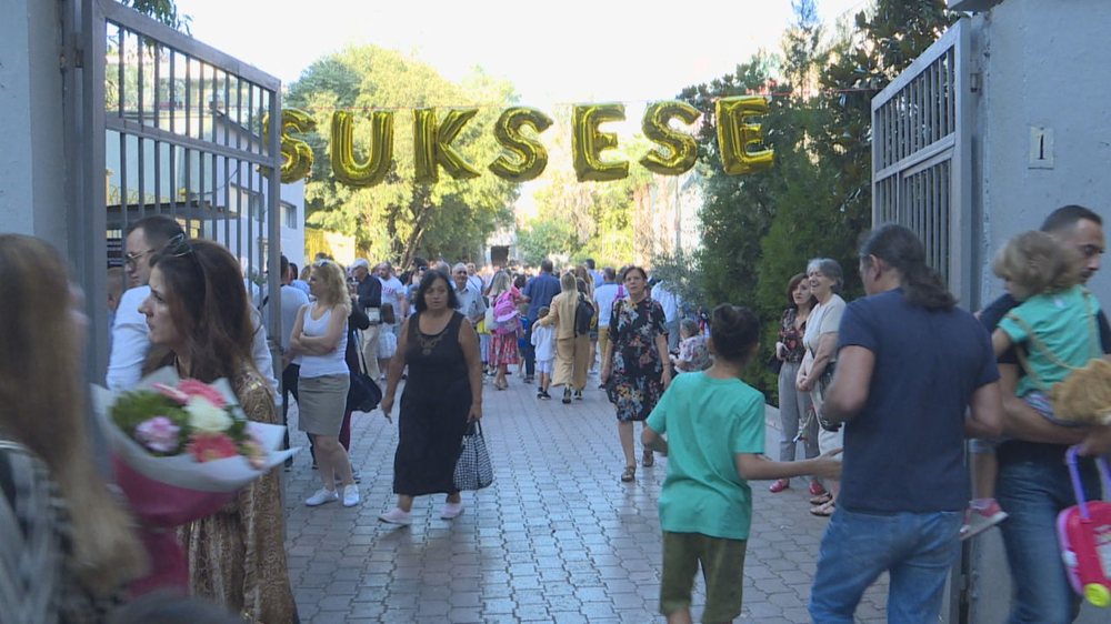 Në klasë të parë me gjyshen si shoqe banke