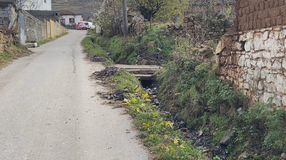 Fshati i “harruar”, Belortaja me ujë të ndotur dhe pa