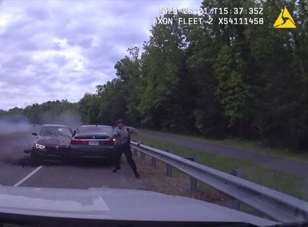 Lëvizje fantastike! Momenti kur polici shpëton ‘për një fije’ nga vdekja