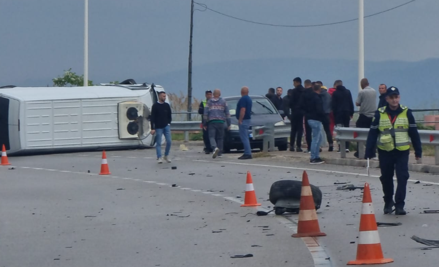 Makina përplas këmbësoret në Qafë Thanë, mes