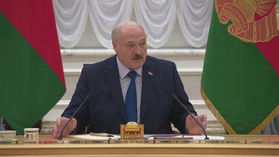 K&euml;rc&euml;nohet Ukraina! Lukashenko: N&euml;se futemi n&euml; luft&euml;,