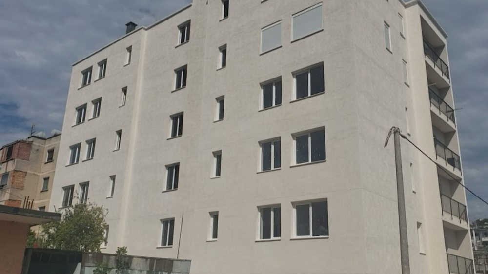 U dëmtuan nga tërmeti, marrin banesat e reja, por mungon uji dhe