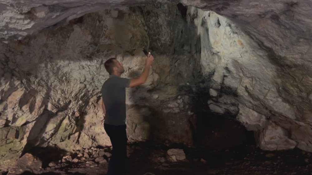 Shpella e Trenit, prehistorikja buzë Prespës që kërkon