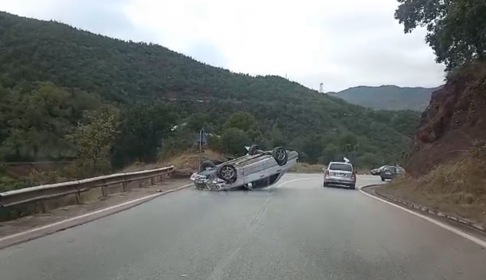 Aksident i rëndë në Qukës, makina përmbyset në mes