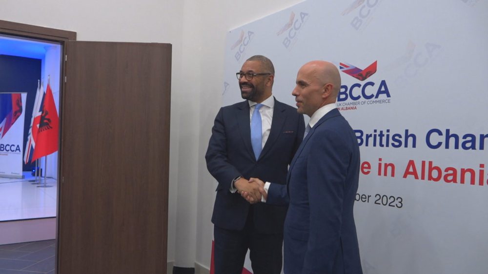 Sekretari britanik, vizitë në WBU. Cleverly vlerëson