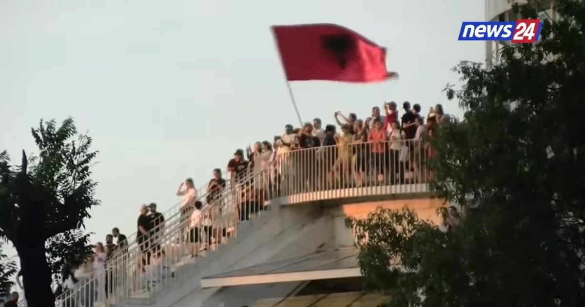FOTOLAJM  Bulevardi nuk i zë të gjithë  qytetarët ngjiten te Piramida  Protestë gjigante kundër kastës Rama Berishës