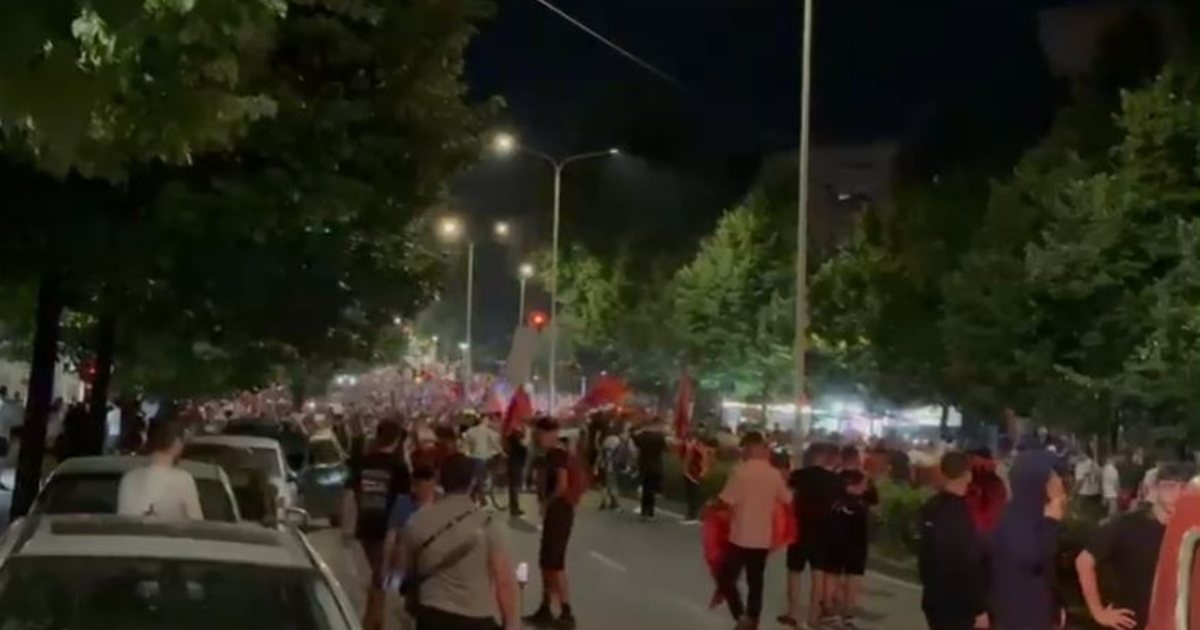 Protestuesit vijojnë marshimin në Rrugën Bardhyl  shkojnë drejt QSUT