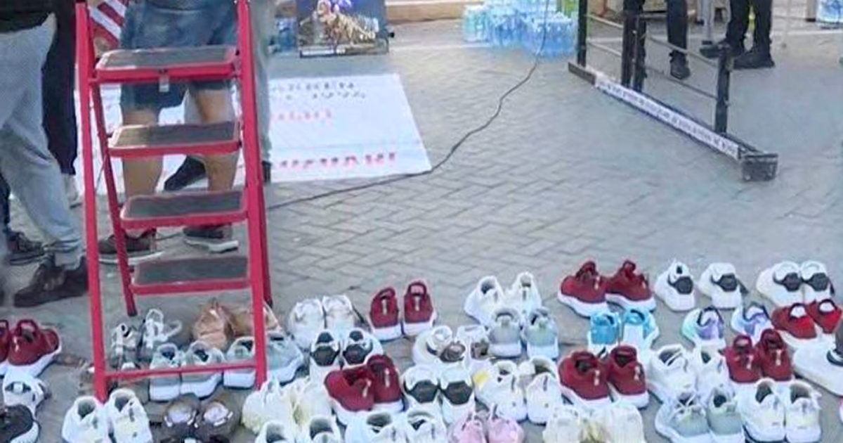 Qytetarët rreshtojnë atletet para Kryeministrisë  simbol i largimit të rinisë nga Shqipëria