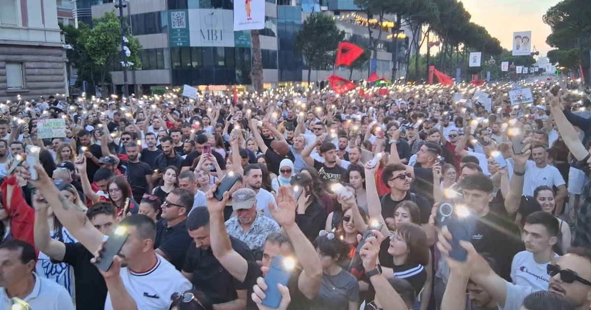 ps-feston-35-vjetorin-ne-pallatin-e-kongreseve-ne-oren-17-00-protestuesit-dalin-te-kryeministria-per-zvernecin-ne-oren-18-00