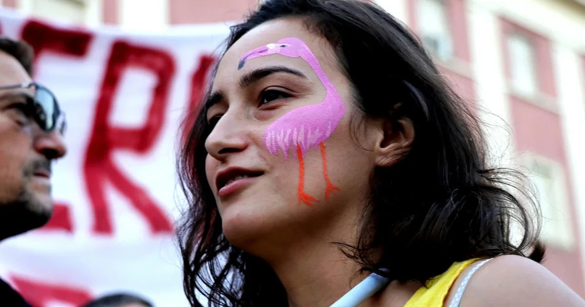 revolte-kunder-kastes-televizioni-publik-holandez-lenia-jashte-e-opozites-thelbesore-per-masivitetin-e-protestes