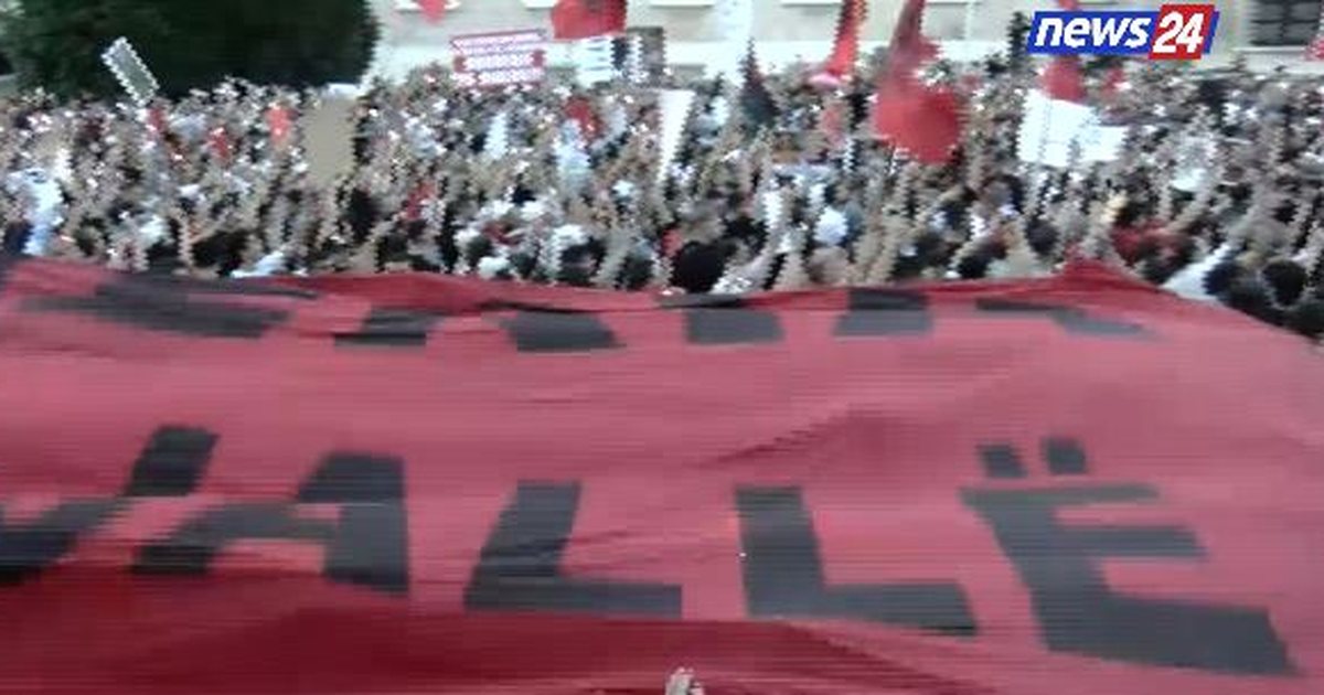 foto-lajm-kerkojne-largimin-e-rames-protestuesit-mesazh-me-banderolen-gjigante-shqiperia-eshte-gjalle