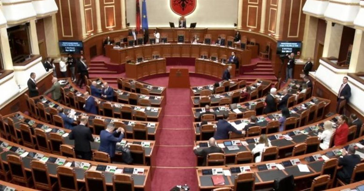 dy-socialistet-ballafaqohen-sot-ne-kuvend-3-interpelanca-me-ne-fokus-shendetesine-dhe-diskutime-per-kodin-rrugor-e-energjine-elektrike