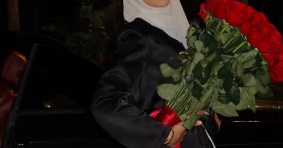 nuk-fshihet-me-hati-shfaqet-prane-partnerit-te-ri-dhe-ndez-rrjetin