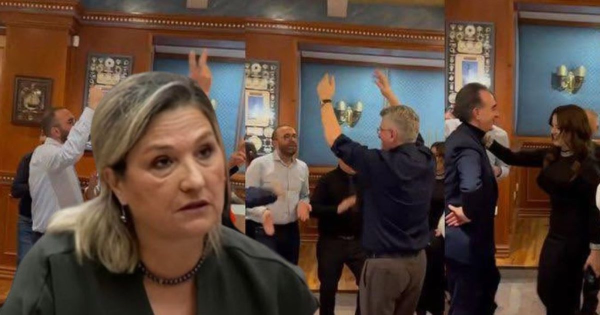 qytetaret-i-duan-larg-protestes-flutura-acka-publikon-foton-ku-gaz-bardhi-dhe-deputetet-e-pd-se-festojne-a-keni-moral-ta-quani-veten-opozite