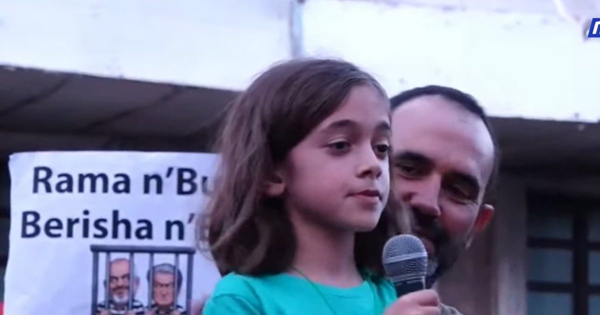 e-duam-natyren-ta-mbroni-per-ne-ne-proteste-edhe-femijet-vogelushi-thirrje-rames-dorehiqu-dorehiqu